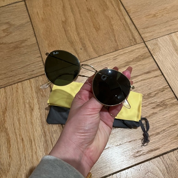 SOLD Ray Ban Round Gold Metal Framed Sunnies - Picture 2 of 6
